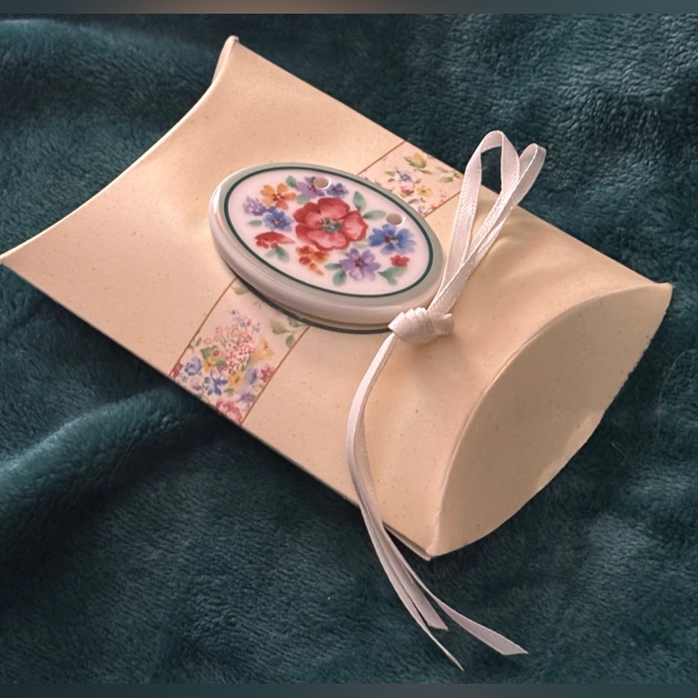 Longaberger ceramic floral tie-on for baskets with white ribbon new in box
